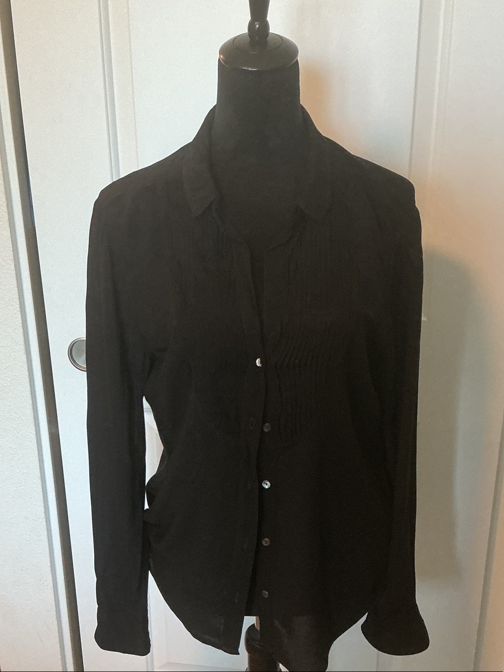 Velvet by Graham & Spencer Black Button-Down Shirt with Pintuck Detail M